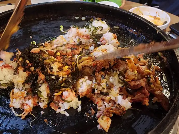 야채와 떡사리가 추가된 닭갈비 볶음