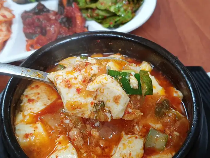 뜨거운 김이 피어오르는 순두부찌개