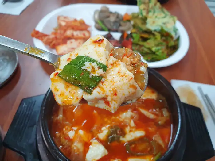 스푼으로 떠 올린 순두부