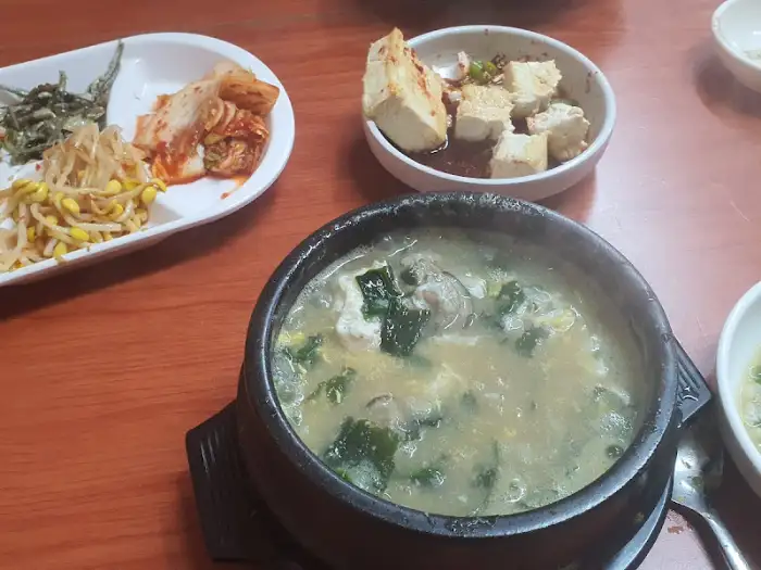 굴국밥과 곁들임 반찬