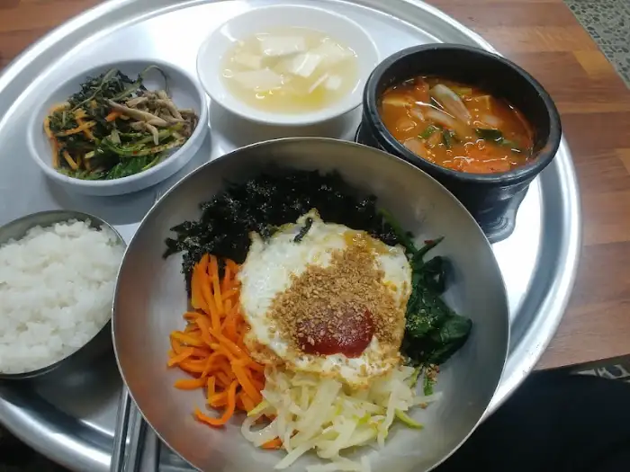 다양한 음식이 차려진 한 상차림