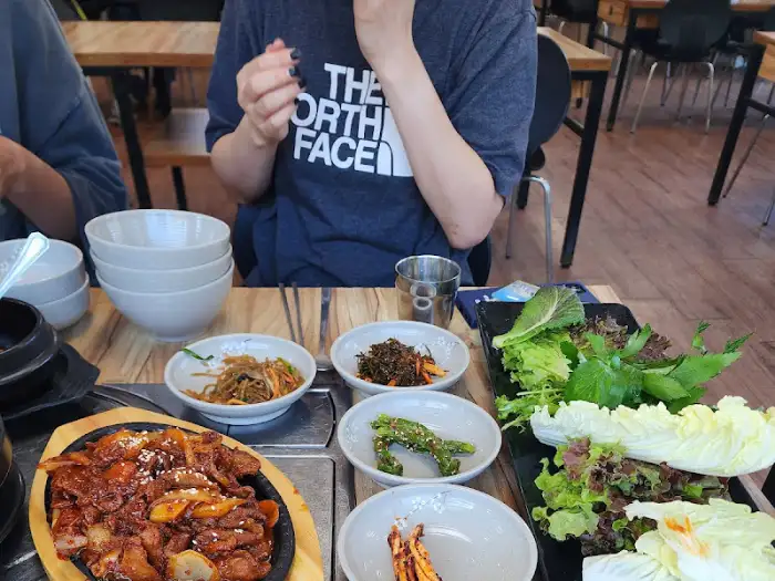 다양한 쌈 채소와 반찬