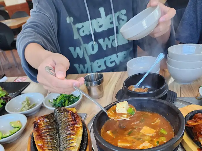 김이 모락모락 나는 고등어 정식
