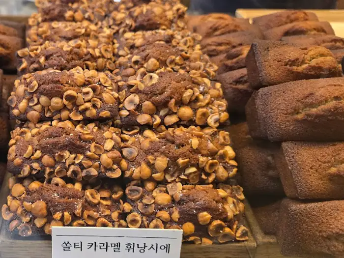 초콜릿 휘낭시에와 견과류