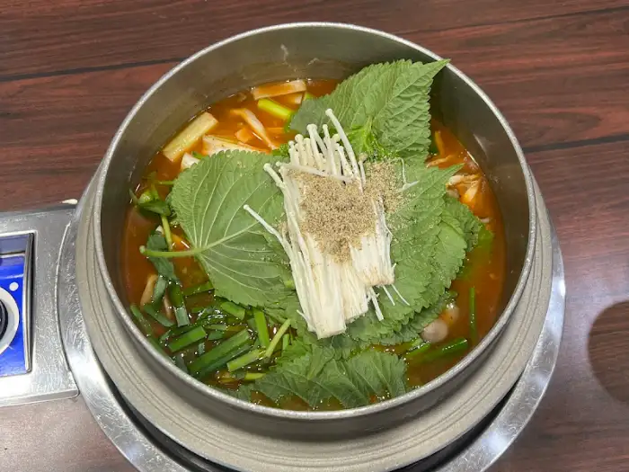 깻잎과 들깨가루, 버섯이 듬뿍 올라간 어탕어죽