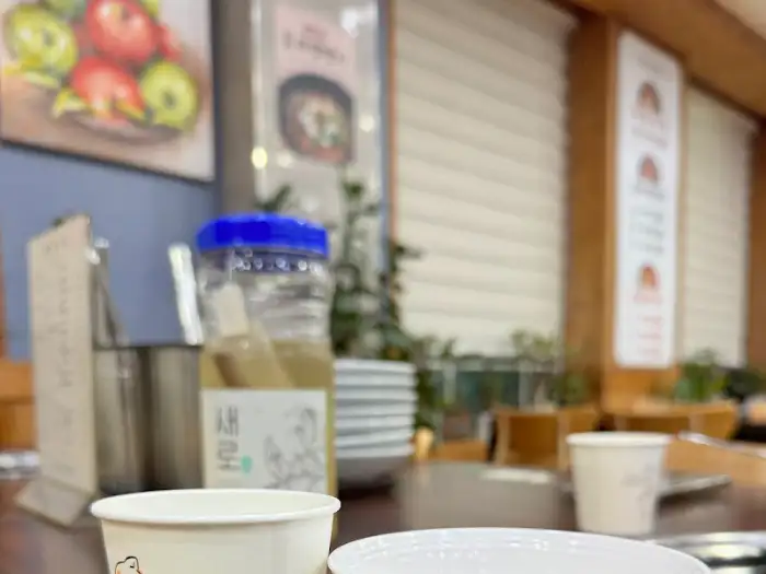 식당 내부 테이블 세팅