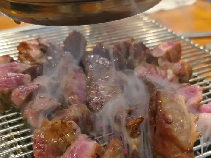 연기가 피어오르는 양꼬치