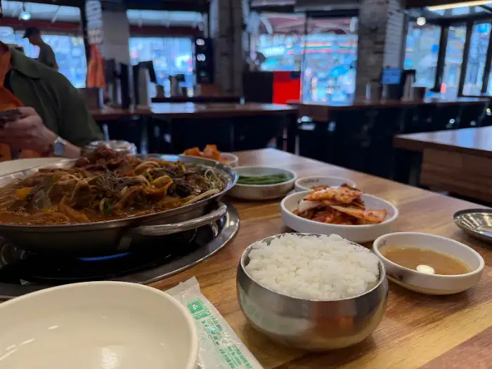 감자탕과 함께 차려진 밥, 김치, 깍두기 등 반찬