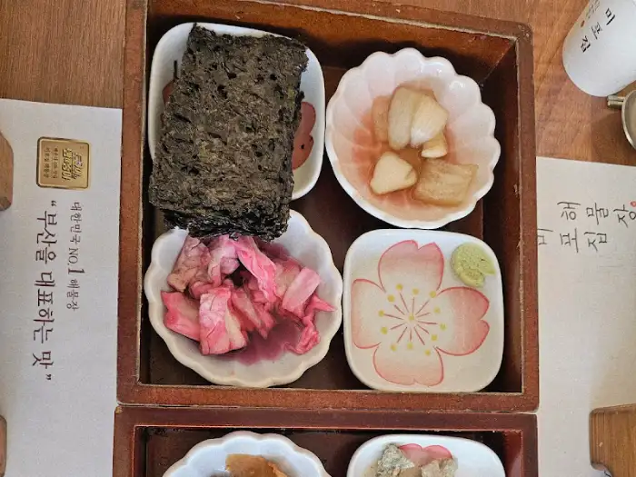 정갈하게 담긴 밑반찬 구성