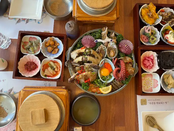 푸짐하게 차려진 메인 해물 요리