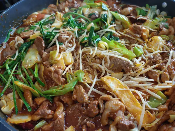 오리주물럭 - 양념과 함께 버무려진 오리고기