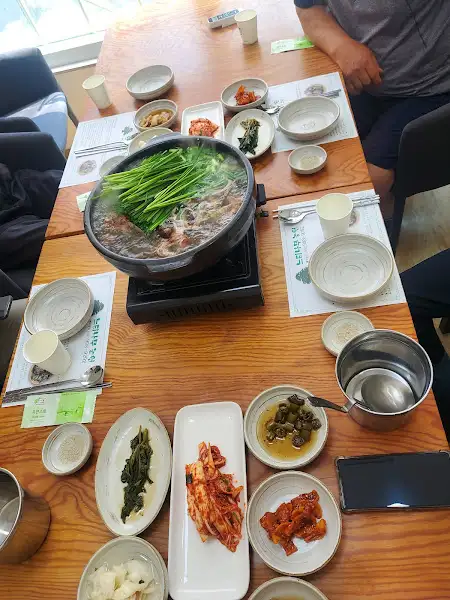 능이오리백숙과 밑반찬 - 정갈한 상차림