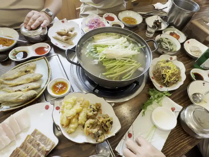 푸짐하게 차려진 복어 요리 상차림