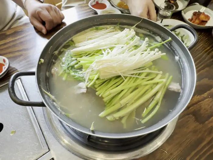 팔팔 끓고 있는 복지리 뚝배기