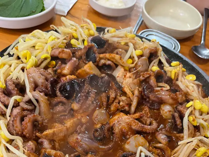 매콤한 쭈꾸미와 삼겹살이 볶아지고 있는 모습