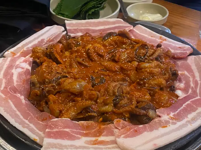 삼겹살이 쭈꾸미 주변을 둘러싸고 있는 모습