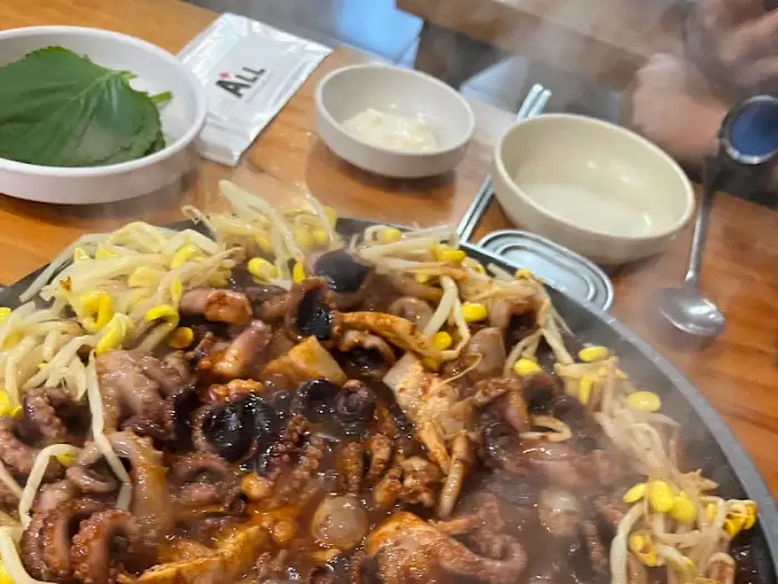 기본 반찬과 쭈꾸미 볶음이 함께 놓여있는 테이블 모습