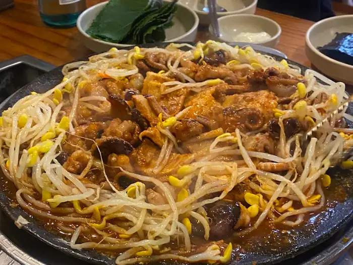 볶음밥이 완성되어가는 모습, 김가루와 채소가 섞여있다