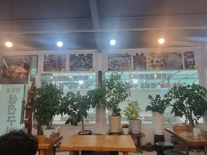 다양한 종류의 밑반찬이 차려진 테이블 모습