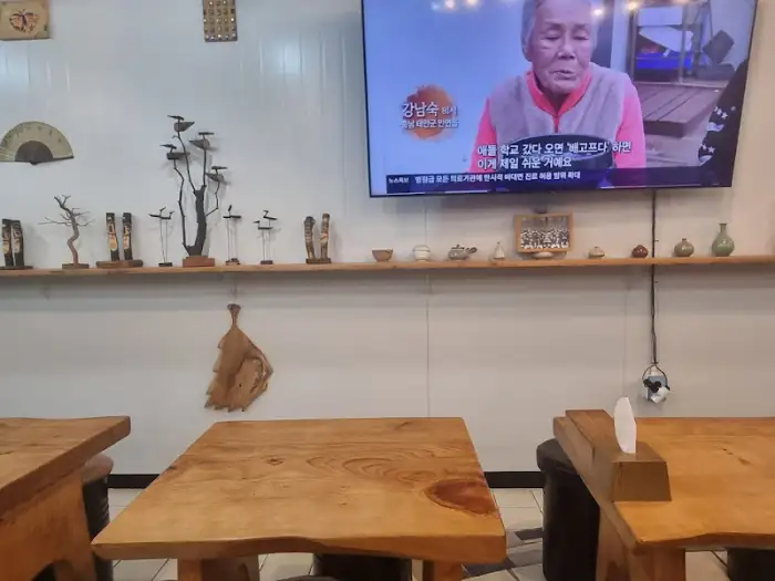 주방 쪽 벽에 걸린 TV 화면과 장식품들