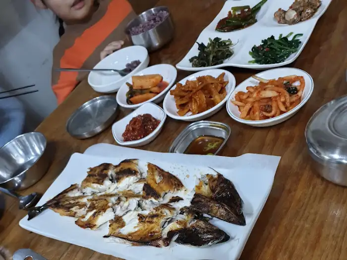 잘 구워진 반건조 생선구이 한 접시