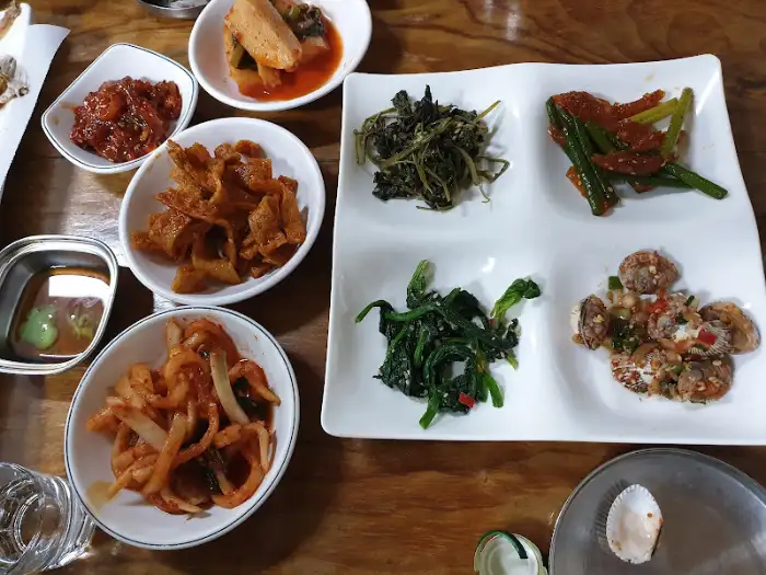 풍성하게 차려진 반찬들과 생선구이