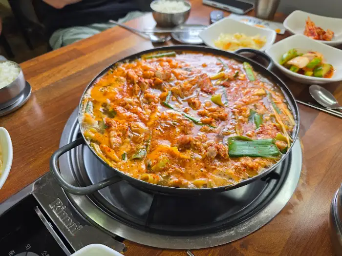 팔팔 끓는 돼지찌개