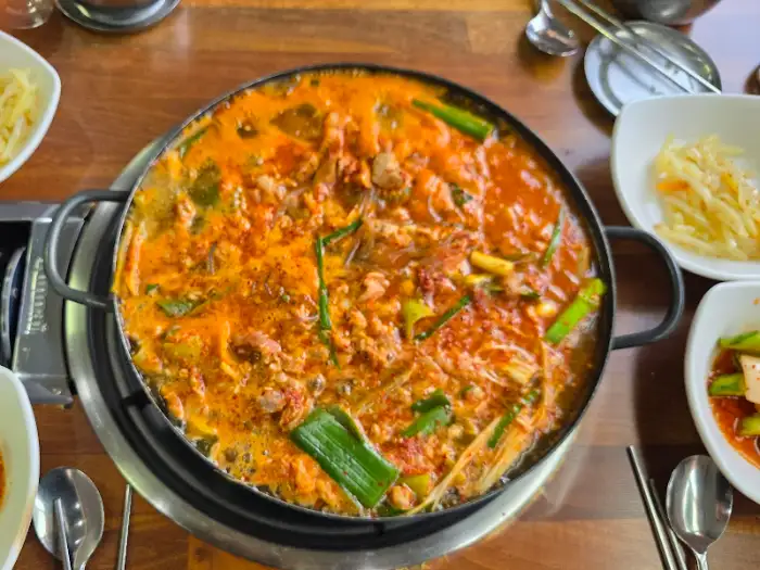 맛있게 끓고 있는 돼지찌개