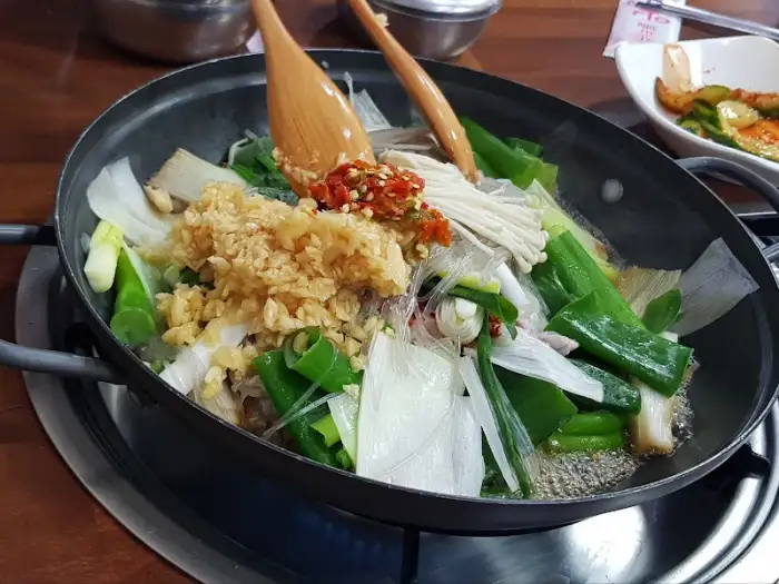 돼지찌개와 밥, 쓱쓱 비벼 먹는 모습
