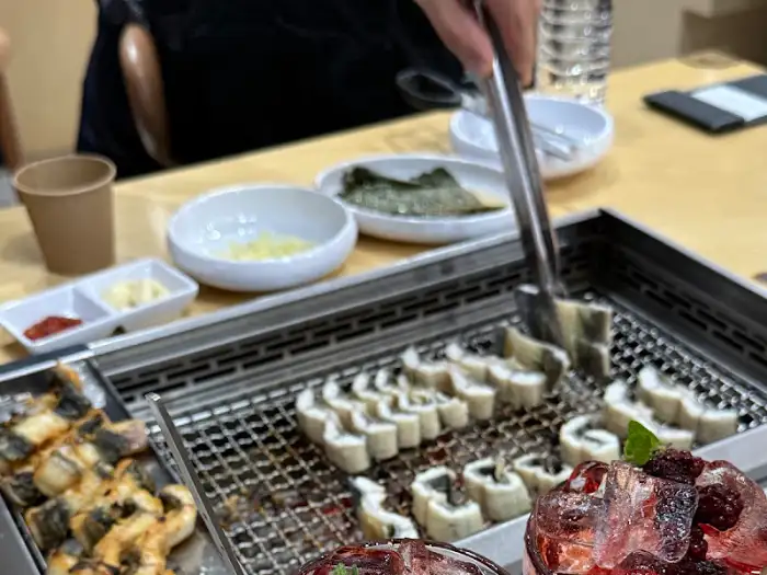 숯불 위에서 초벌되는 장어들