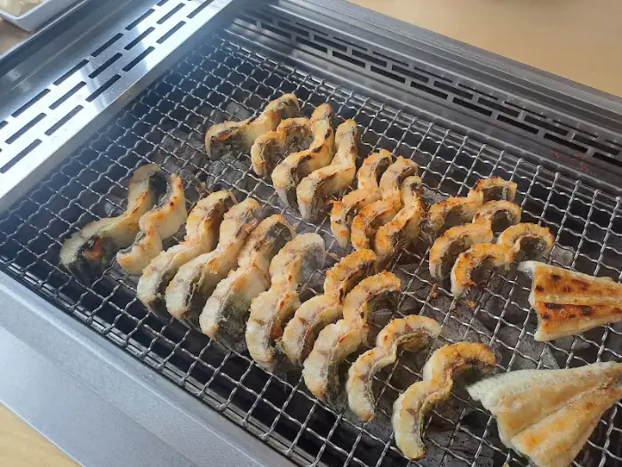 숯불 위에서 잘 구워진 장어들