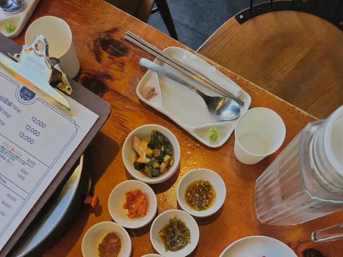 테이블 위에 차려진 다양한 밑반찬과 소스들