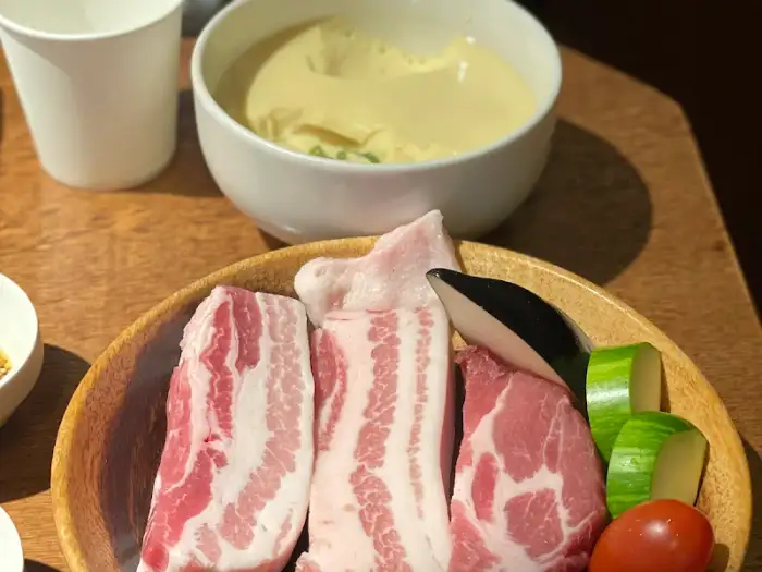 두툼한 생고기와 부드러운 계란찜