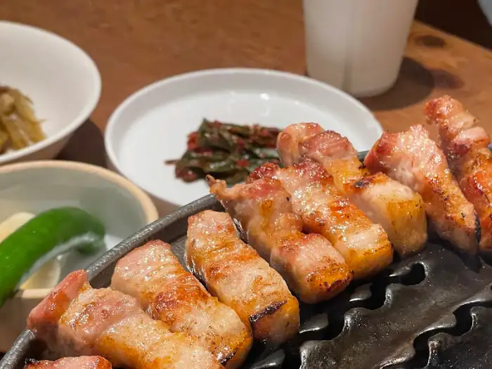 불판 위에서 노릇하게 구워지고 있는 삼겹살