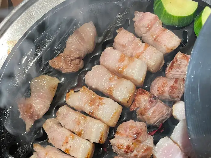 지글지글 구워지는 다양한 부위의 고기