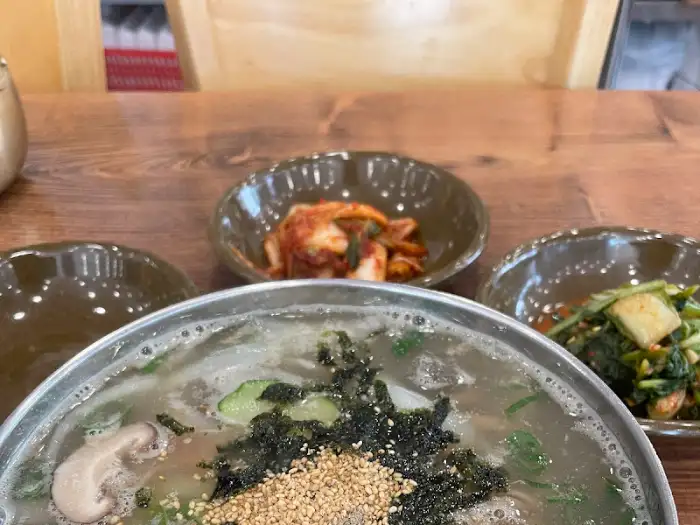 김이 모락모락 나는 칼국수와 곁들임 반찬