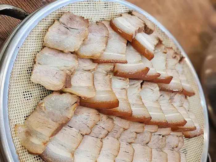 먹음직스럽게 쌓인 수육