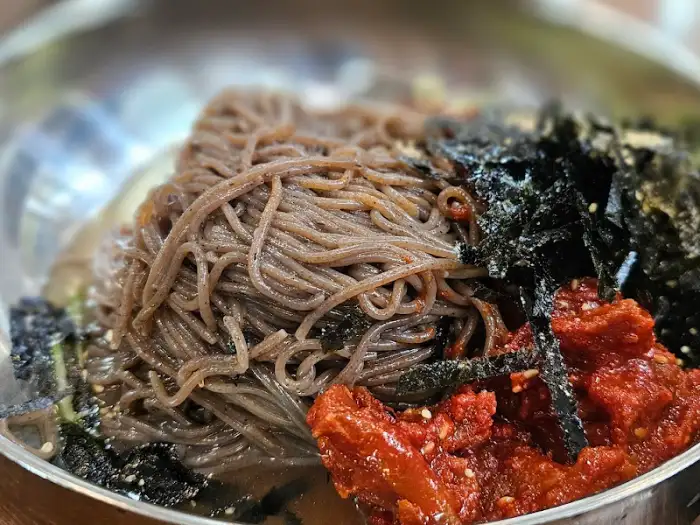 풍성한 김 가루와 양념이 돋보이는 메밀비빔막국수