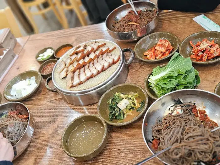테이블 가득 차려진 푸짐한 한상차림