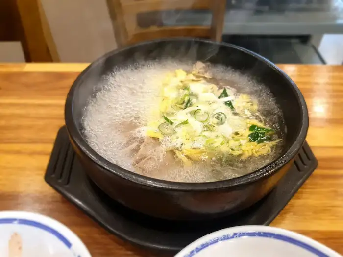 끓고 있는 바우네나주곰탕 부산대학병원점 나주곰탕