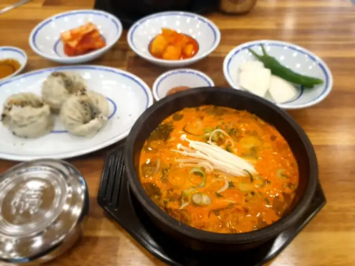 바우네나주곰탕 부산대학병원점 만두와 탕