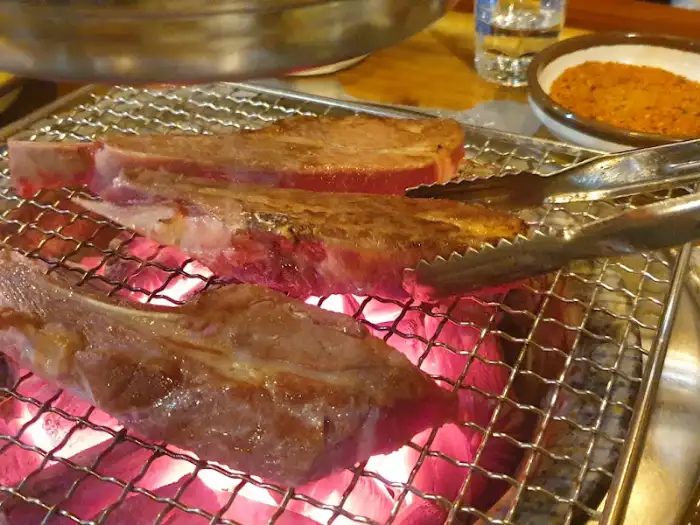 굽고 있는 양갈비 꼬치