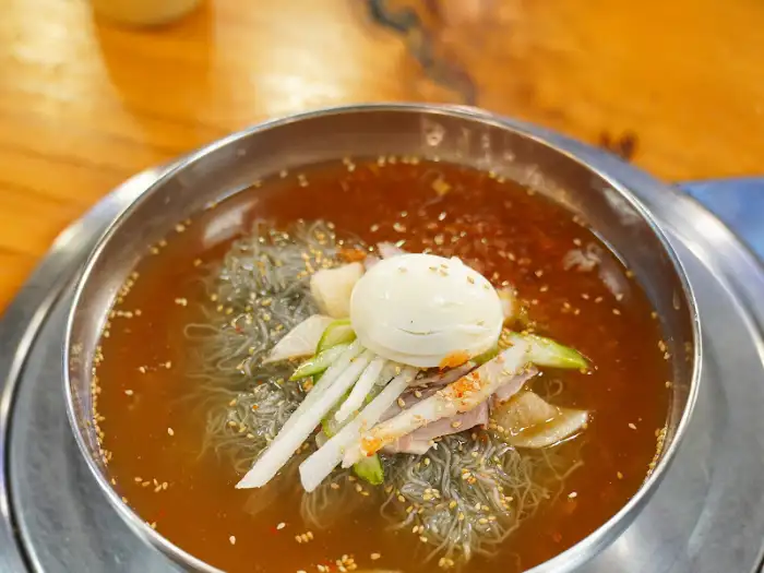 김치가 들어간 황산냉면 육수 상세 사진