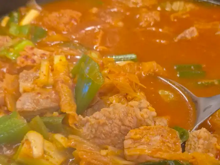 김치전골 국물과 건더기