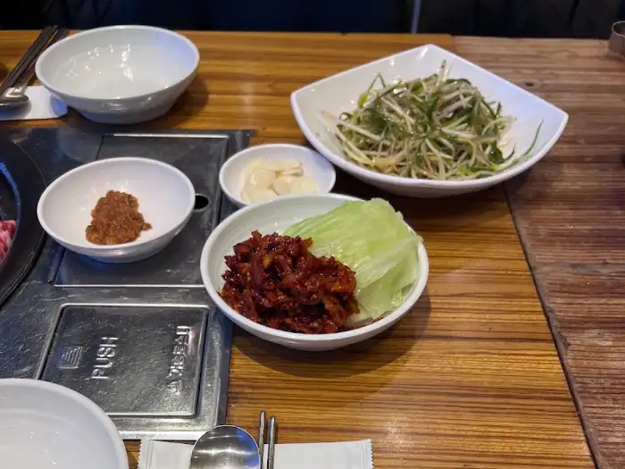 신선한 쌈 채소와 곁들임 반찬