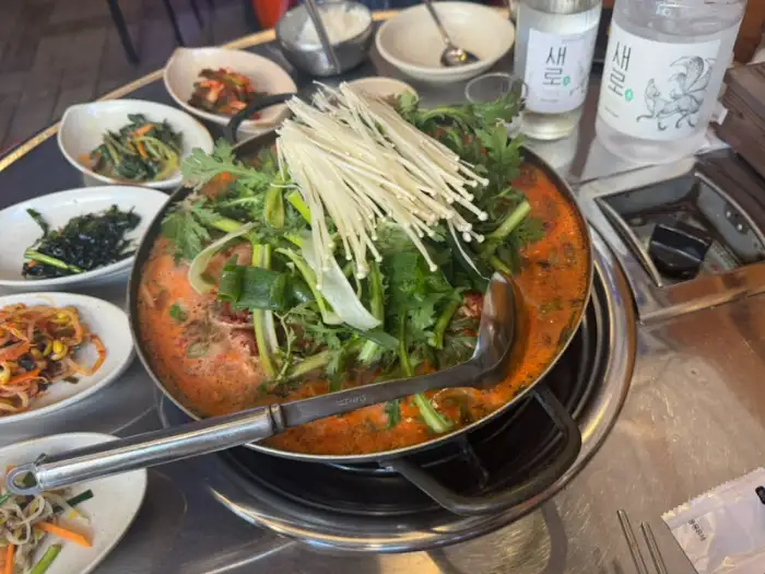 다양한 밑반찬과 메인 요리