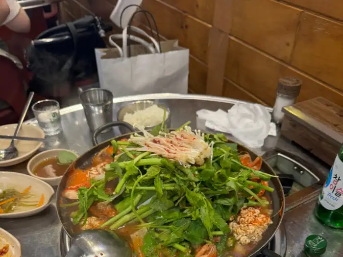 테이블 위 음식과 주변 풍경
