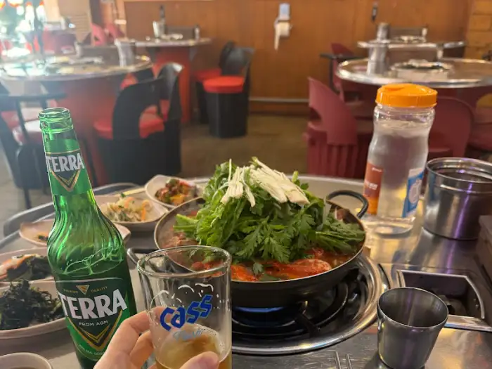 알탕과 함께 놓인 맥주와 잔