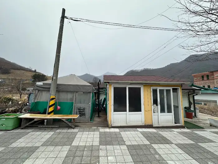 가게 내부 카운터 및 주방 모습