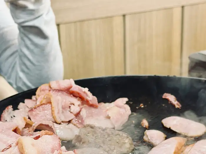 솥뚜껑 위에서 익어가는 재료들 모습